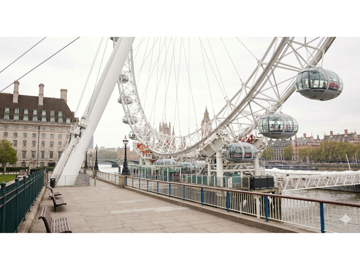 The image is a natural daylight photograph capturing a dynamic scene along London's River Thames
